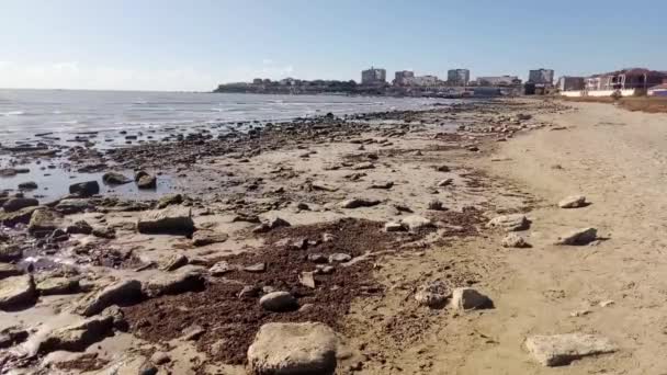 カスピ海のロッキー海岸 海面は下がります 海岸から水が流れていますカザフスタンアクタウ市2019年10月13日 — ストック動画