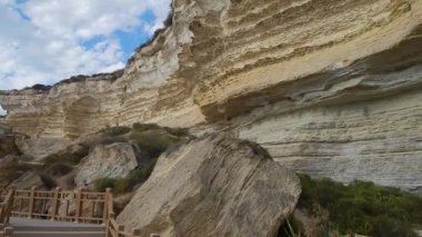 Hazar Denizi kıyısındaki kayalar.