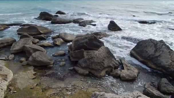 カスピ海のロッキー海岸 10月 2019年 — ストック動画