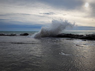 Kayalarda dalga kırılmaları.
