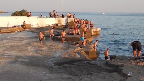 Giovani Nuotano Nel Mare Costa Rocciosa Del Mar Caspio Kazakistan — Video Stock