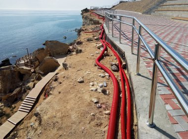 Kırmızı kablo kıvrımları.