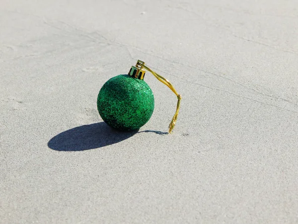 Jouet d'arbre sur la plage . — Photo