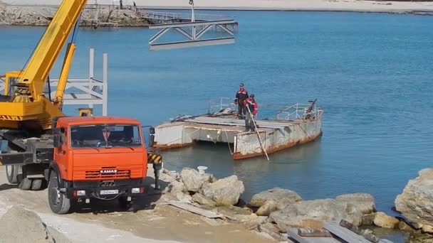 Nakládka Železné Sekce Vznášející Plošinu Stavba Mola Kazachstán Město Aktau — Stock video