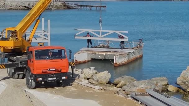 Cargando Una Sección Hierro Una Plataforma Flotante Construcción Del Muelle — Vídeos de Stock