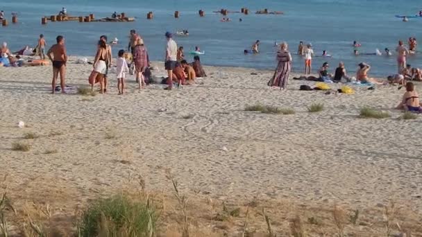 Gente Descansa Orilla Arenosa Del Mar Caspio Kazajstán Ciudad Aktau — Vídeo de stock