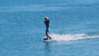 Ters çevrilebilir bir vinçle denizde bir wakeboard 'a binmek. Hazar Denizi. Kazakistan. Aktau şehri. 08 Eylül 2019. Mangistau bölgesi.
