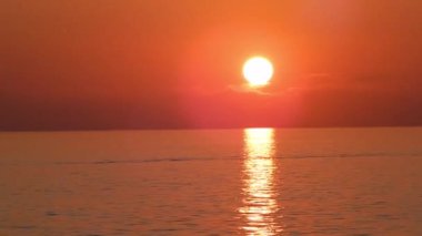 Hazar Denizi üzerinde gün batımı. 23 Eylül 2019. Mangistau bölgesi.