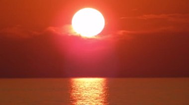 Hazar Denizi üzerinde gün batımı. 23 Eylül 2019. Mangistau bölgesi.