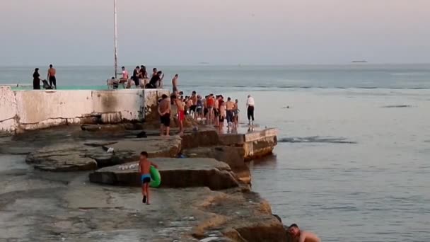 Junge Leute Schwimmen Meer Felsige Küste Des Kaspischen Meeres Kasachstan — Stockvideo