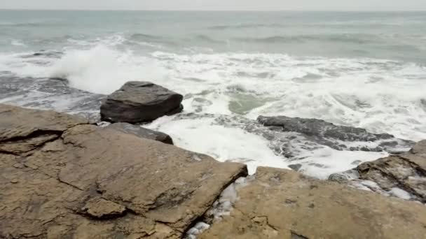 里海的风暴 里海的落基海岸 2019年12月4日 哈萨克斯坦 曼吉斯图地区 — 图库视频影像