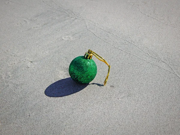 Jouet d'arbre sur la plage . — Photo