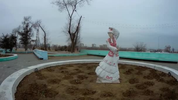 走在Aktau市 哈萨克斯坦Aktau市 2019年12月9日 曼吉斯图地区 — 图库视频影像