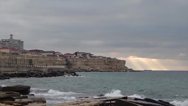 Βράχια Δίπλα Στη Θάλασσα Ακρωτήριο Κρητιδικής Κασπία Θάλασσα Στην Πόλη — Αρχείο Βίντεο