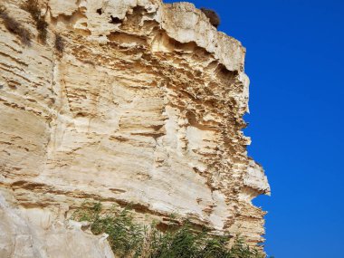 Deniz kayalıklarla.