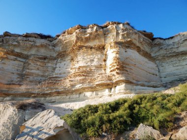 Deniz kayalıklarla.