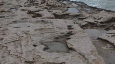 Hazar Denizi 'nin kayalık kıyısı. Kazakistan. Mangistau bölgesi. 30 Ocak 2020.