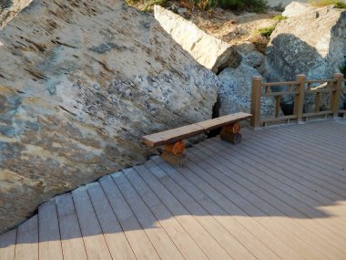 Kayalıklardaki ahşap bank.
