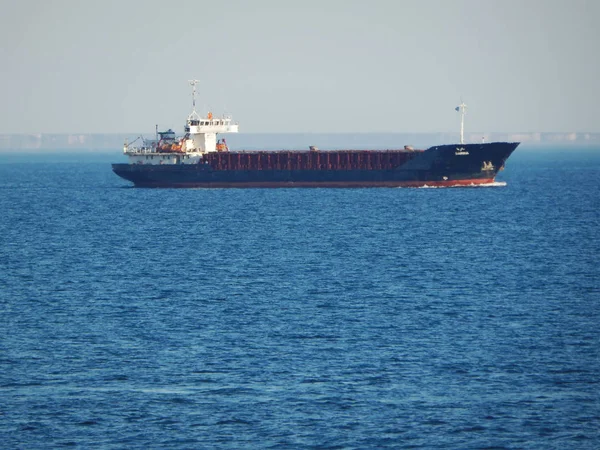 Hazar Denizi 'nde kuru kargo gemisi. — Stok fotoğraf