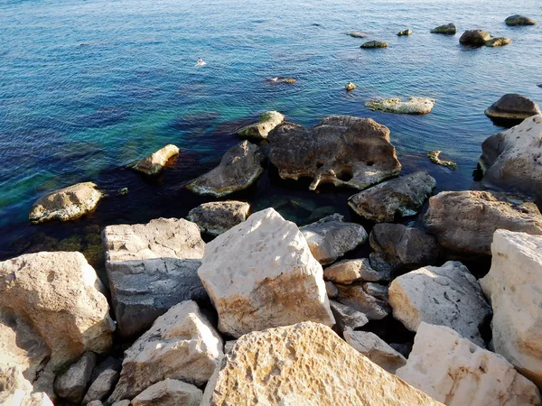 Skalnaté pobřeží Kaspického moře. — Stock fotografie