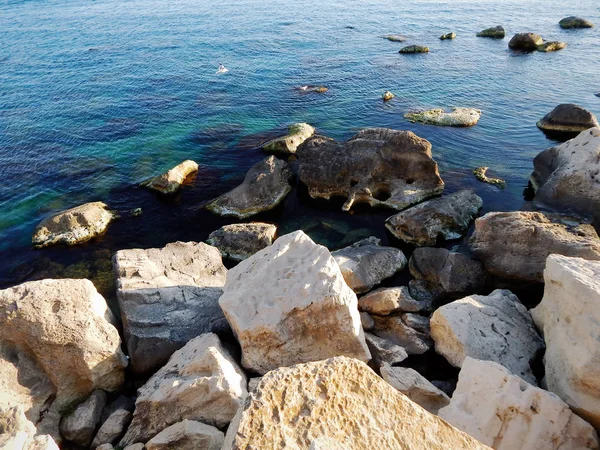 Rocky shore of the Caspian Sea. — Stock Photo, Image