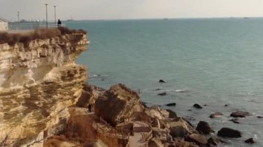 Hazar Denizi kıyısında. Kaya izleri. Kazakistan. Aktau şehri. 02 Şubat 2020.