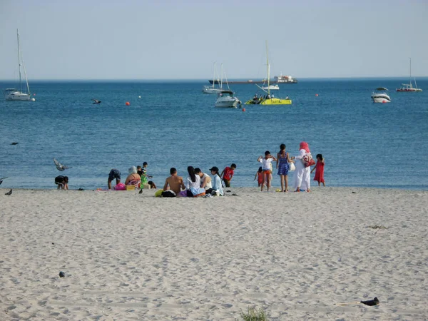 İnsanlar Hazar Denizi 'nin kumlu sahillerinde dinleniyor. Kazakistan. Aktau şehri. 16 Temmuz 2019. Mangistau bölgesi.