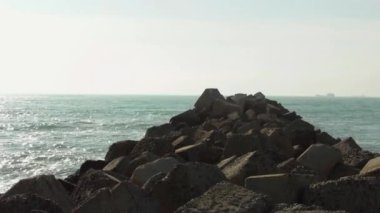 Deniz suyunun tuzdan arındırılması için su girişi kanalı. Kazakistan. Mangistau bölgesi. Aktau. 04 Şubat. 2020 yıl..