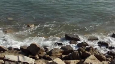 Hazar Denizi 'nin Rocky kıyısında. Kazakistan. Mangistau bölgesi. Aktau. 04 Şubat. 2020 yıl..