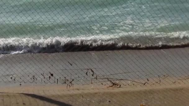 里海的沙滩海岸 网状栅栏 哈萨克斯坦 曼吉斯图地区 2月4日2020年 — 图库视频影像