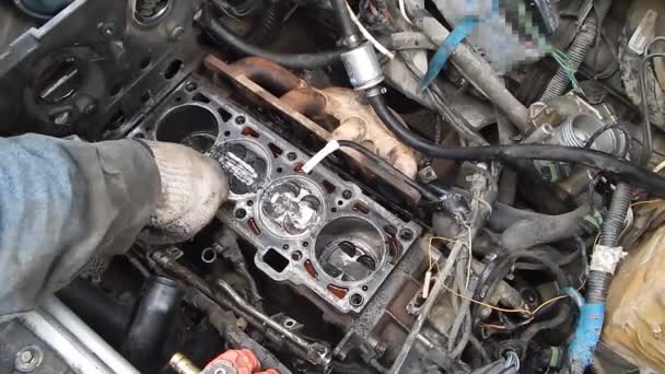 Motor Silindiri Tıkandı Karbon Yataklarındaki Pistonları Temizliyorum — Stok video