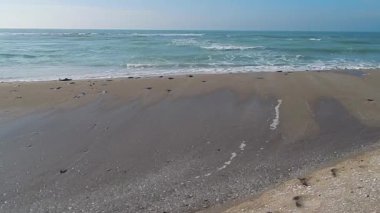 Hazar Denizi 'nin kumlu kıyıları. Kazakistan. Mangistau bölgesi. 04 Şubat. 2020 yıl..