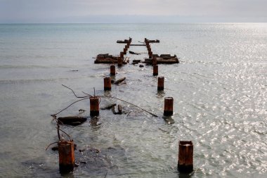 Eski beton iskele Hazar Denizi. Kazakistan. Aktau. 09 Ekim 2019.