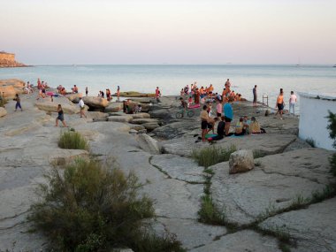 İnsanlar Hazar Denizi 'nin kumlu sahillerinde dinleniyor. Kazakistan. Aktau şehri. 21 Ağustos 2019. Mangistau bölgesi.
