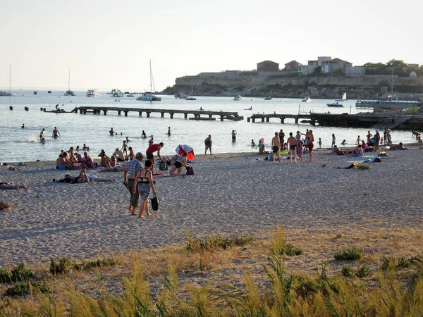 Gente Riposa Sulla Riva Sabbiosa Del Mar Caspio Kazakistan Aktau — Foto Stock