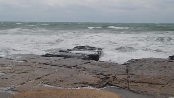 Mar Cáspio Tempestuoso Costa Rochosa Cazaquistão Janeiro 2020 Ano Região — Vídeo de Stock