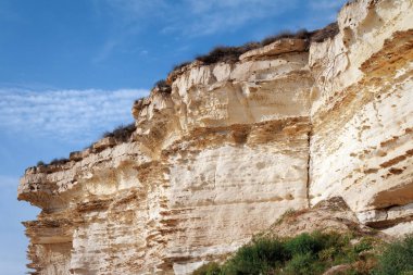 Hazar Denizi kıyısındaki kayalar.