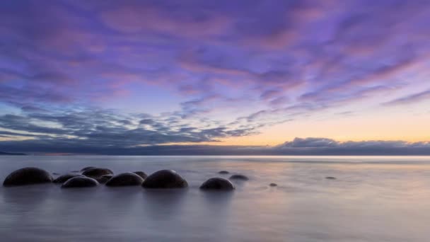 Moeraki Boulders Wschodnim Wybrzeżu Wyspy Południowej Nowej Zelandii Wschodzie Słońca — Wideo stockowe