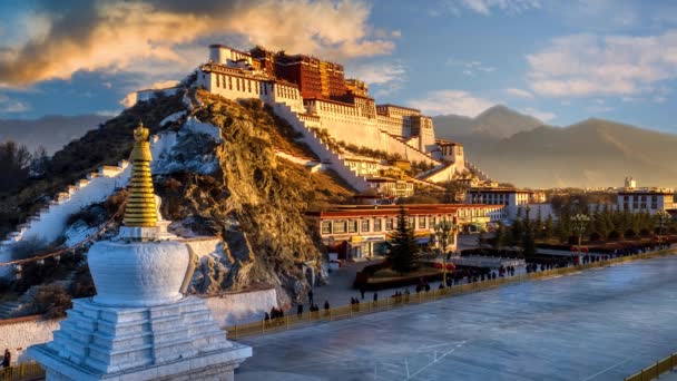 Potala goldene Stunde Sonnenaufgang. mit Wolken — Stockvideo