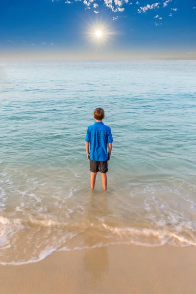 Fiatal Fiú Bámul Minket Horizont Felé Lábával Tengerben Gyönyörű Kék Stock Kép