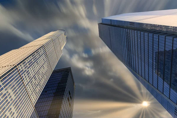 Een Dramatische Lange Blootstellingsfoto Van Wolkenkrabbers New York Met Bewegende Stockafbeelding
