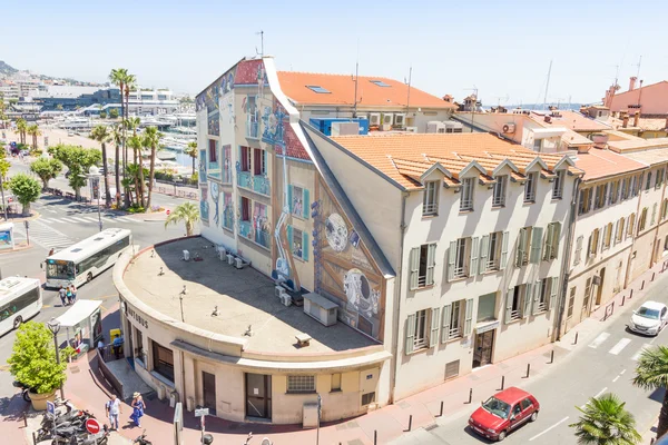 Pintura de arte na parede da principal estação rodoviária, Cannes, França — Fotografia de Stock