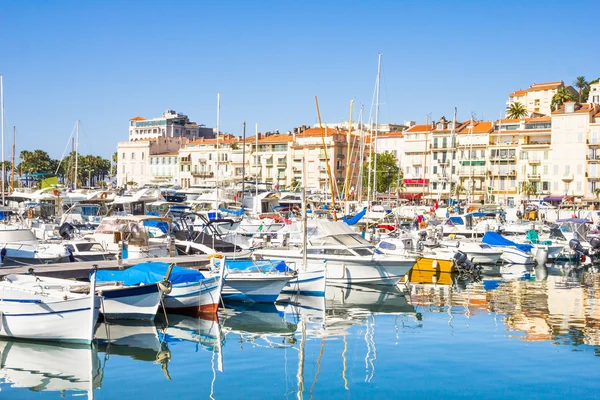 Utsikt över den gamla hamnen i Cannes, Frankrike — Stockfoto