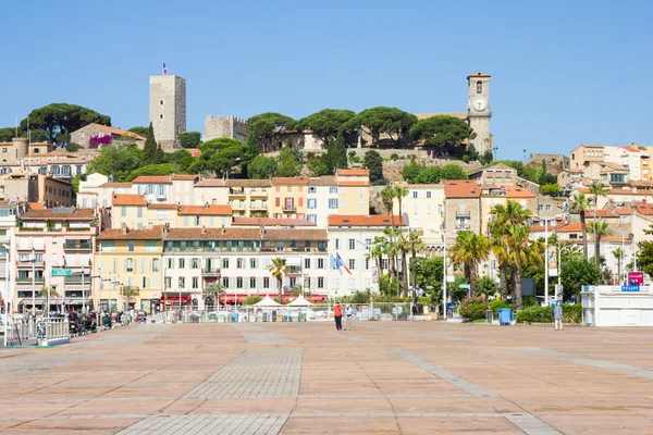Toeristen wandelen in de oude haven van Cannes, Côte d'Azur — Stockfoto