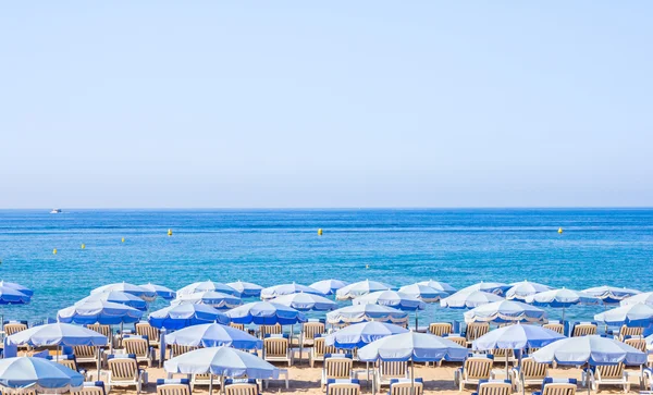 Paraplu's op een strand in Cannes, Zuid-Frankrijk — Stockfoto