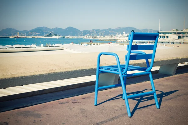 Sedia blu nella Croisette, Cannes, Costa Azzurra — Foto Stock