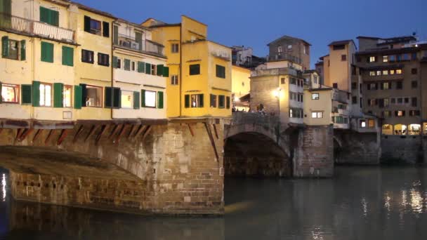 Ponte Vecchio en de Arno rivier in Florence, Toscane, Italië — Stockvideo