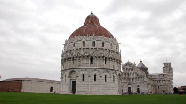 Baptisterio, Catedral y Torre Inclinada en la Piazza dei Miracoli (Plaza de los Milagros), Pisa, Toscana, Italia — Vídeo de stock