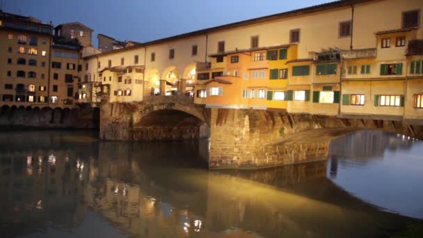 Ponte Vecchio och floden Arno i Florens, Toscana, Italien — Stockvideo