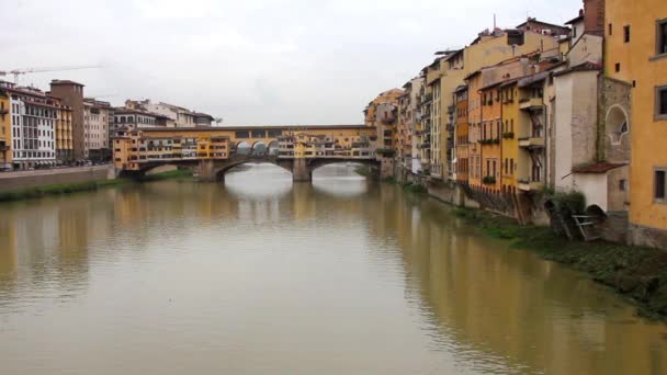 Понте-Веккьо и река Арно во Флоренции, Тоскана, Италия — стоковое видео